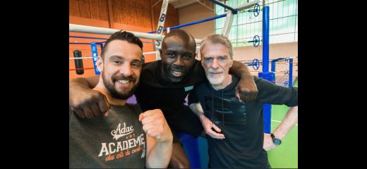 Le champion du monde de boxe française au club Défenses Tactiques